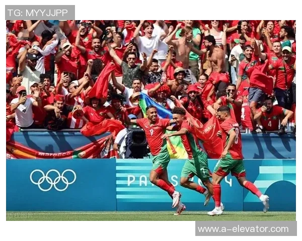 汉密尔顿与邓迪的激烈对决揭示足球战术与团队合作的精彩瞬间